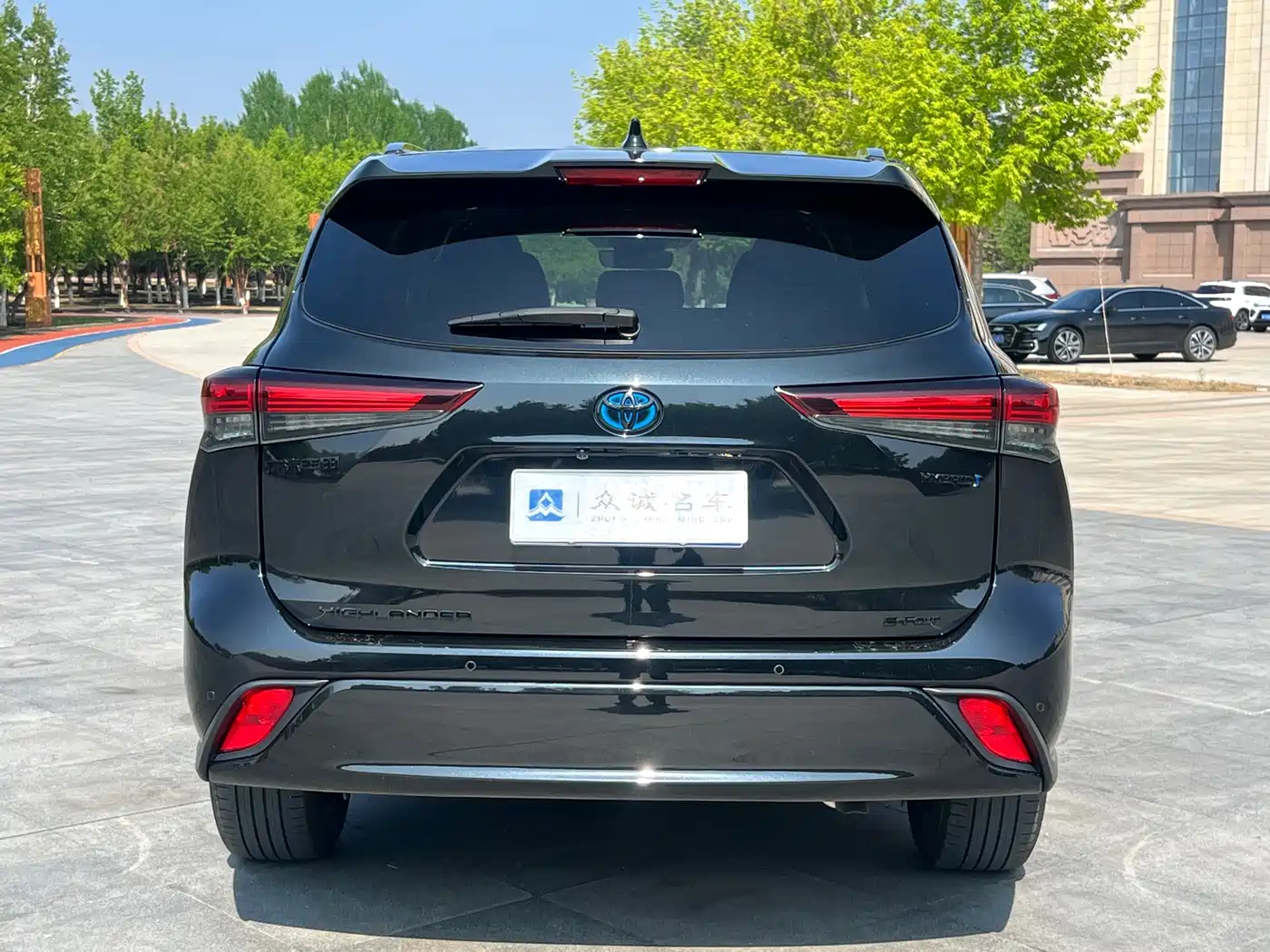 Toyota Highlander 2023 2.5L Smart Hybrid Dual Engine AWD Premium 7-Seater фото 8
