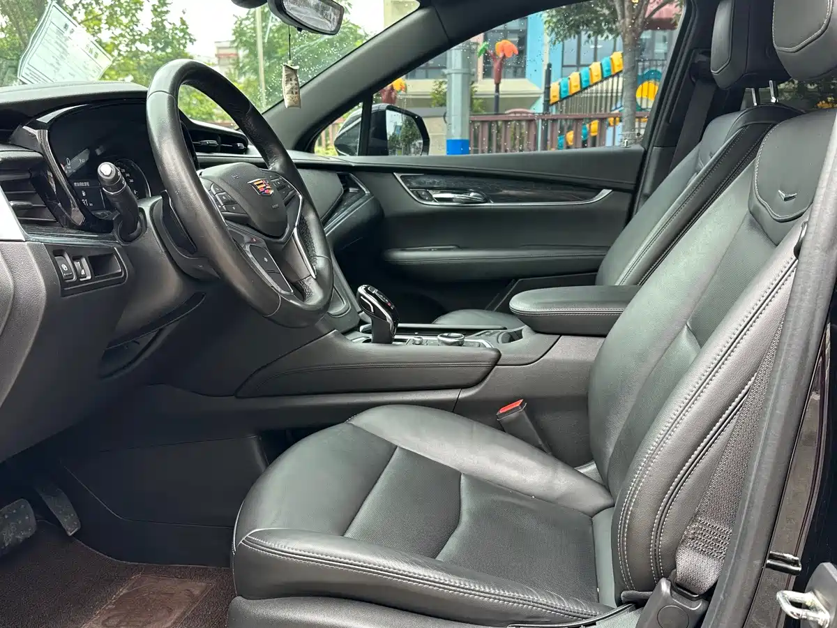 Photo 4 - Cadillac XT5