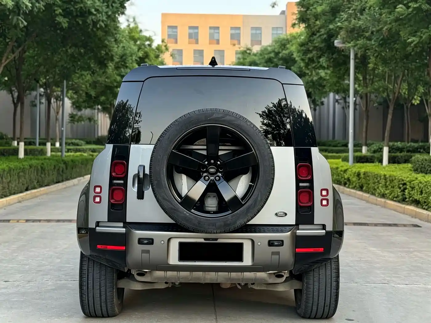 Land Rover Defender 2023 Model 110 3.0T P400 X-DYNAMIC HSE фото 18