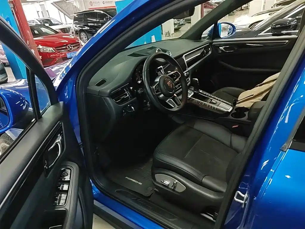 PORSCHE MACAN
