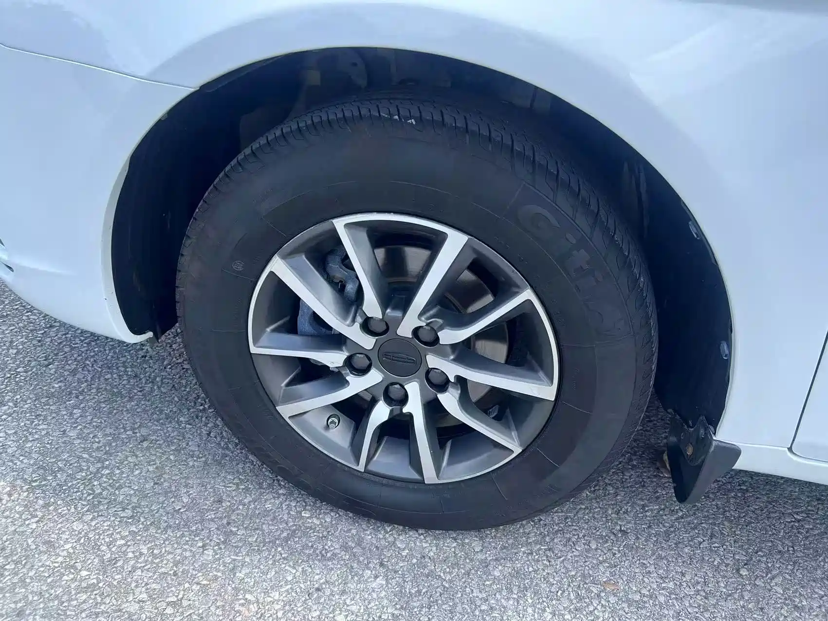 Фото 9 - Geely Emgrand