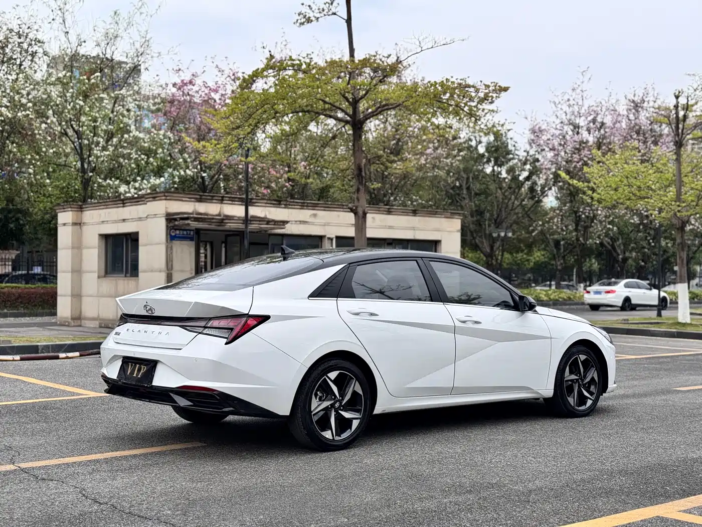 Hyundai Elantra 2022 1.5L CVT LUX Premium Edition фото 22