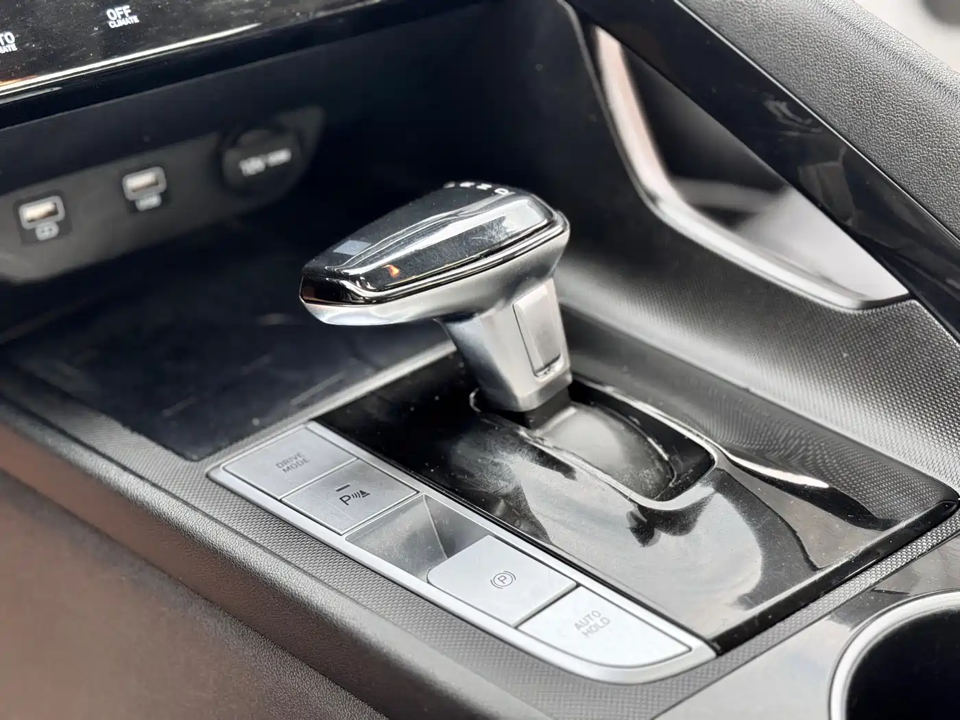 Hyundai Elantra 2022 1.5L CVT LUX Premium Edition фото 13