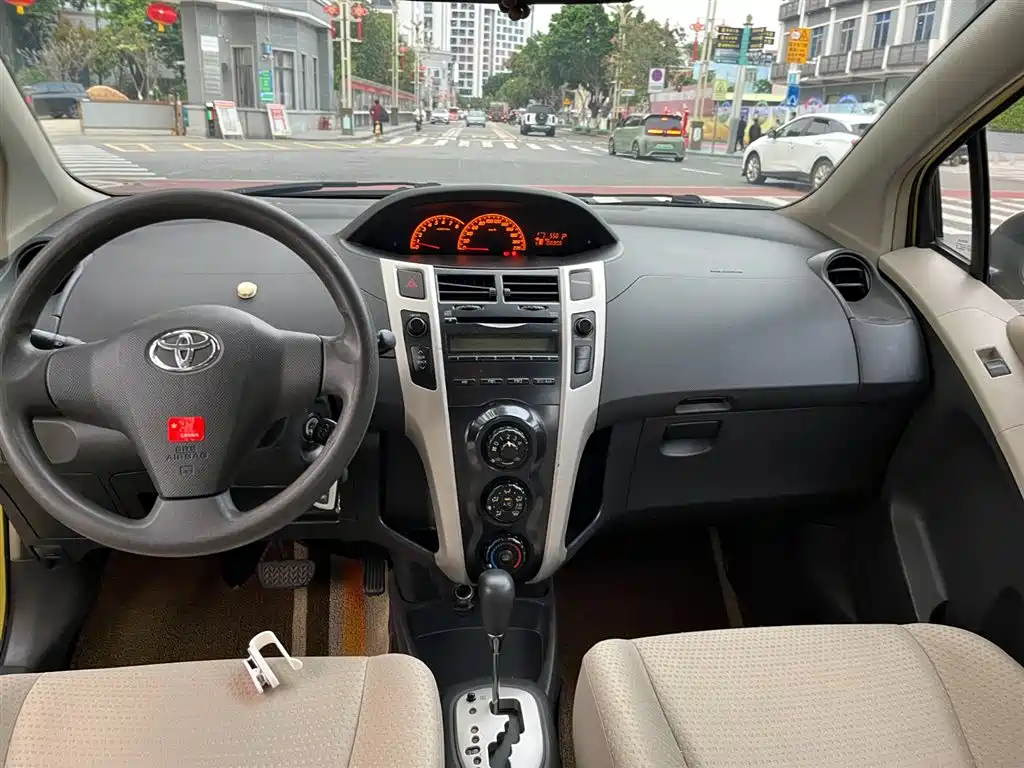 Toyota Yaris 2011 1.6E Auto Charm Edition фото 8