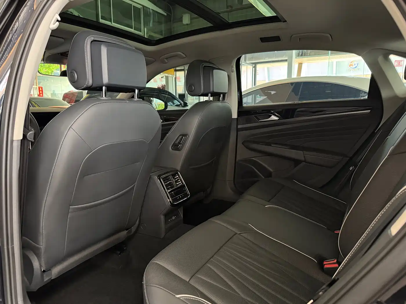 Volkswagen Passat 2022 330TSI Luxury Edition фото 5