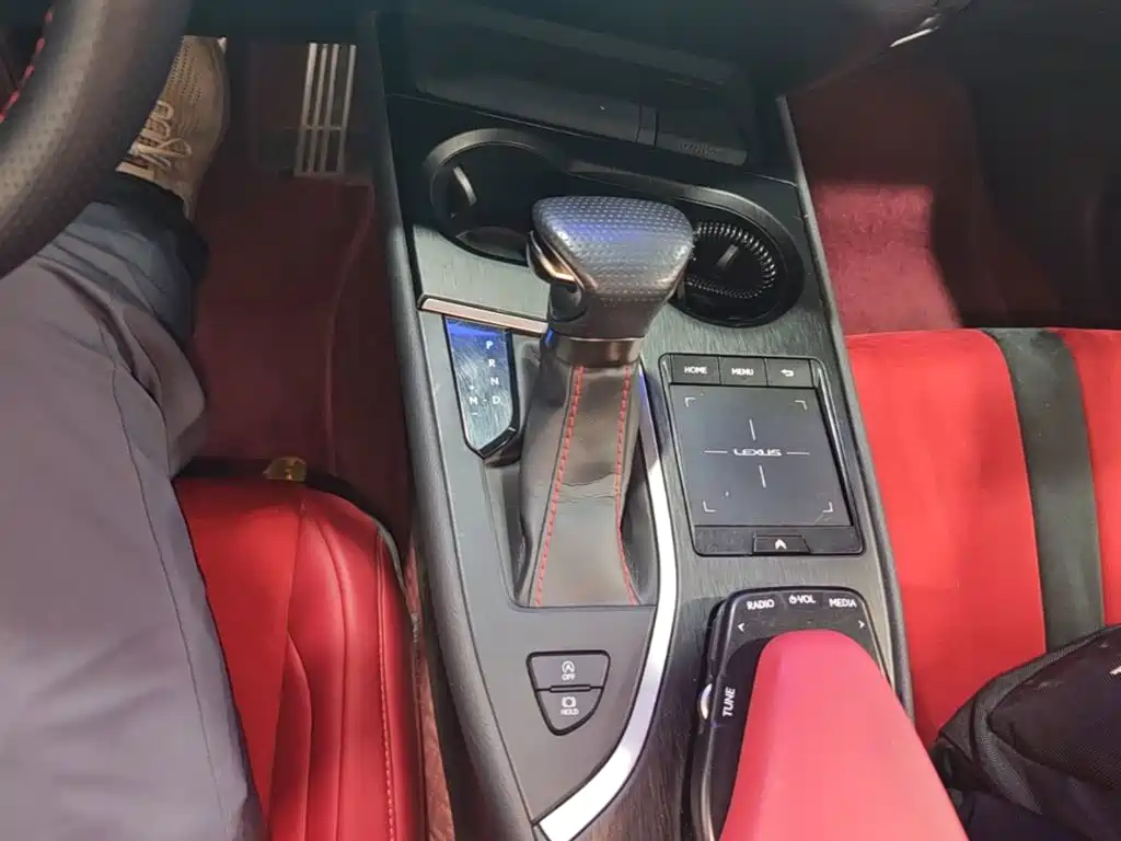 Фото 14 - Lexus UX
