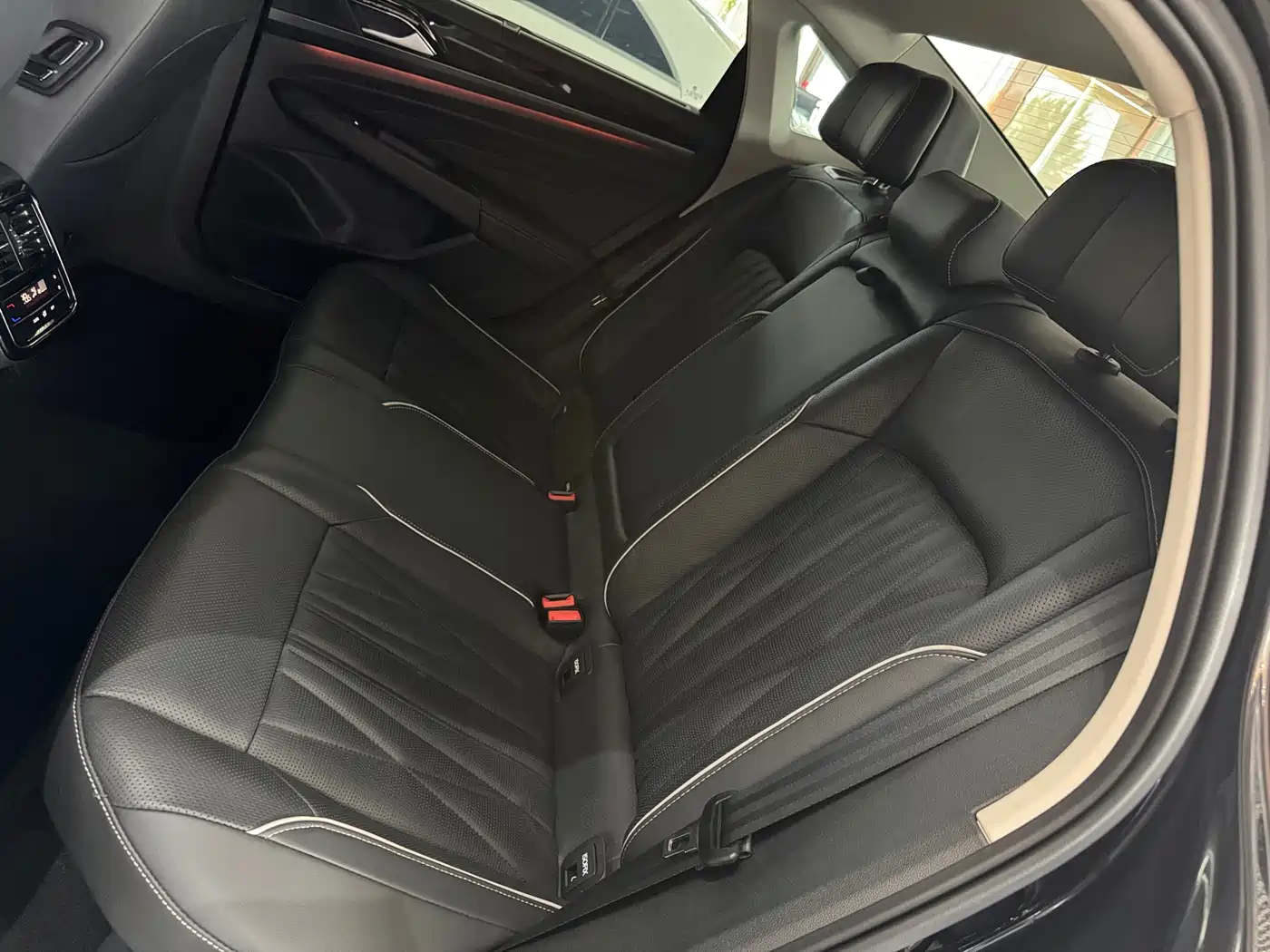 Volkswagen Passat 2022 330TSI Luxury Edition фото 14