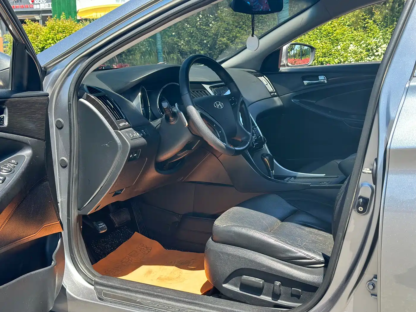 Hyundai Sonata 2011 2.0L Automatic Luxury фото 4