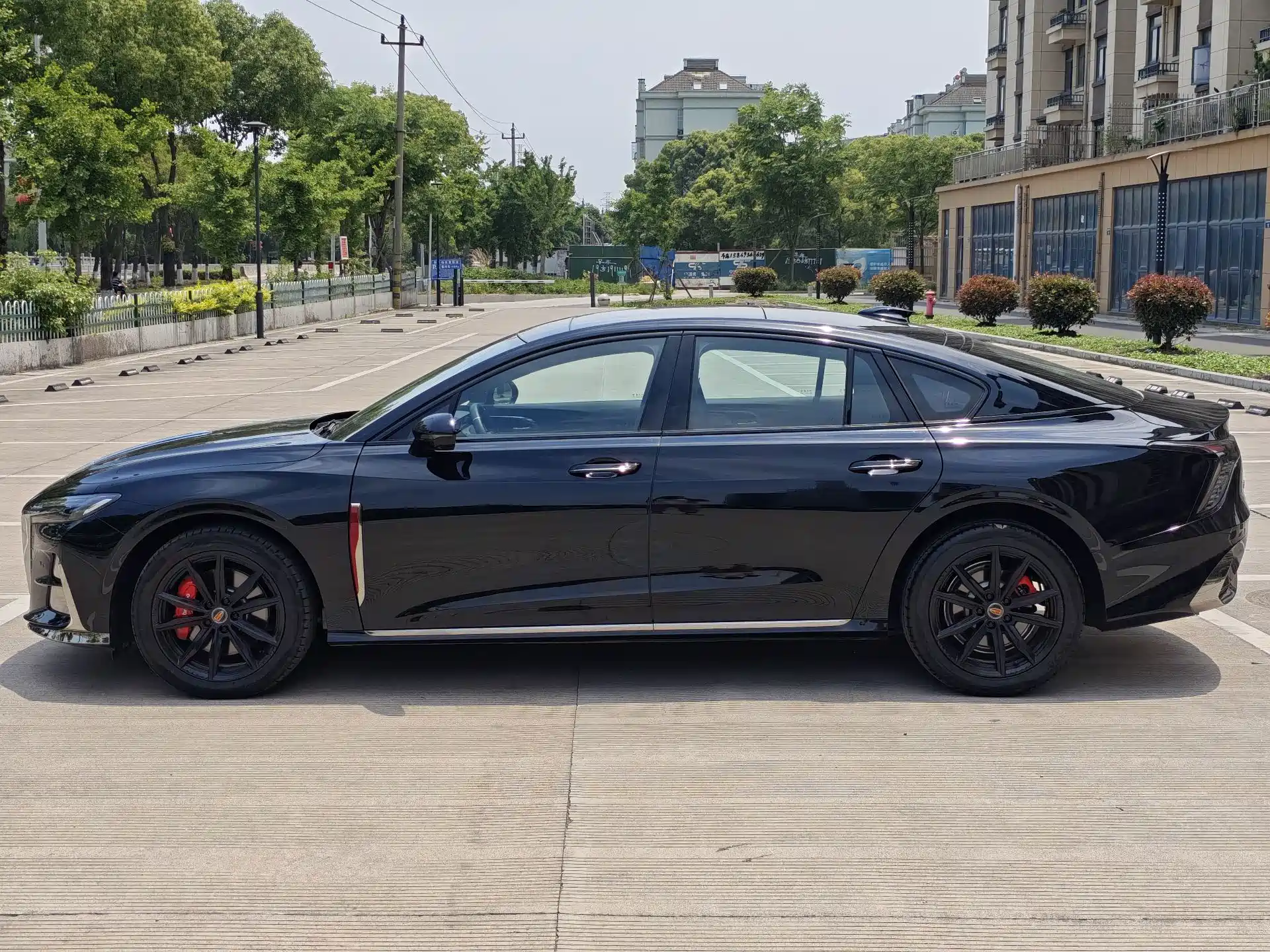 Фото 13 - Hongqi H6