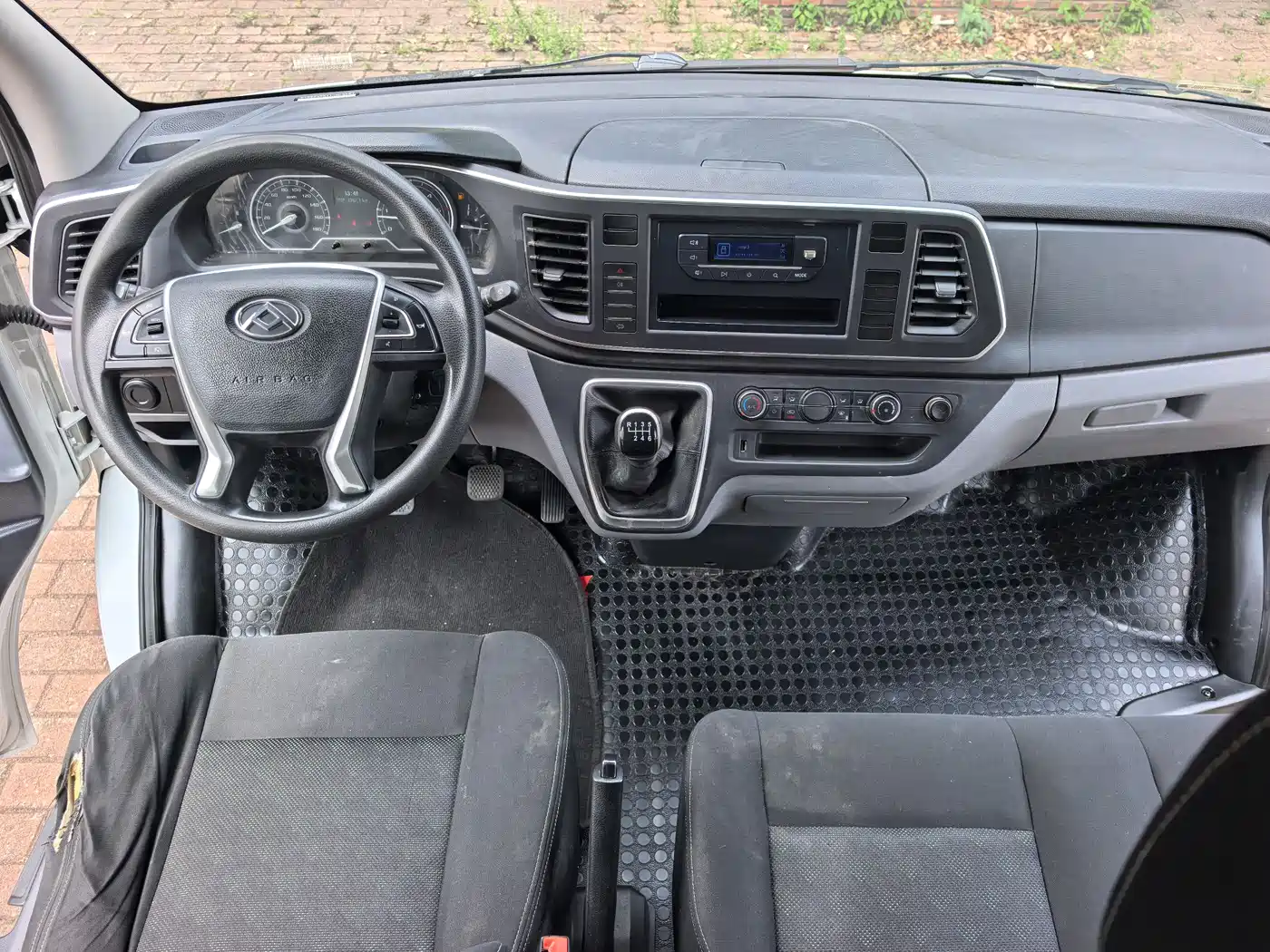 SAIC Maxus Xintu V80 2024 Model 2.0T Manual Long Wheelbase Medium Roof 7-Seater фото 4