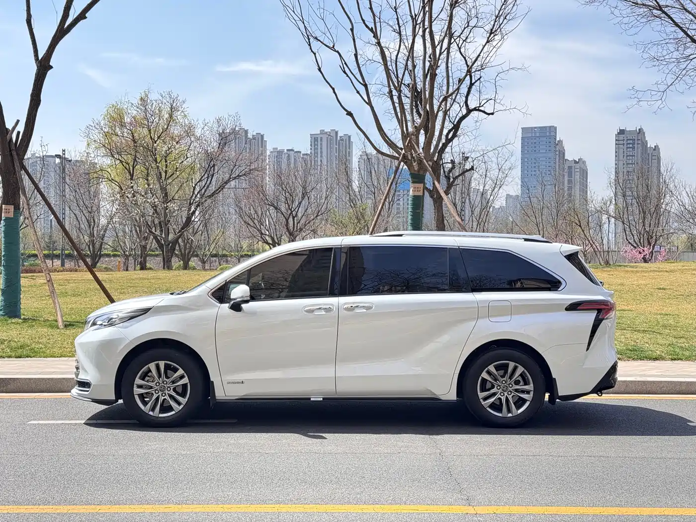 Toyota Sienna 2021 2.5L Hybrid Ultimate Edition фото 3
