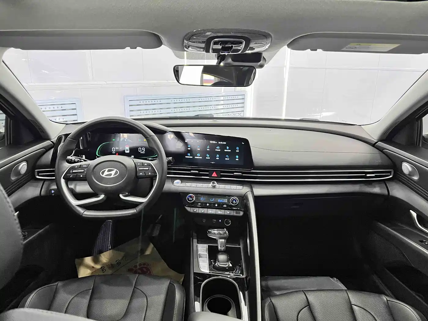Hyundai Elantra 2023 Model 1.5L CVT LUX Premium Edition фото 14