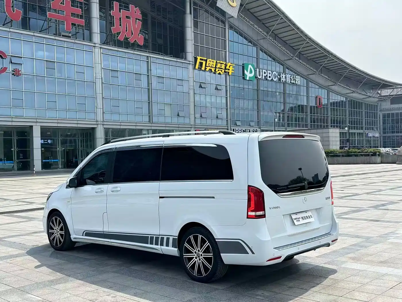 Mercedes-Benz V-Class 2022 V 260 L Long Wheelbase Luxury Edition фото 4