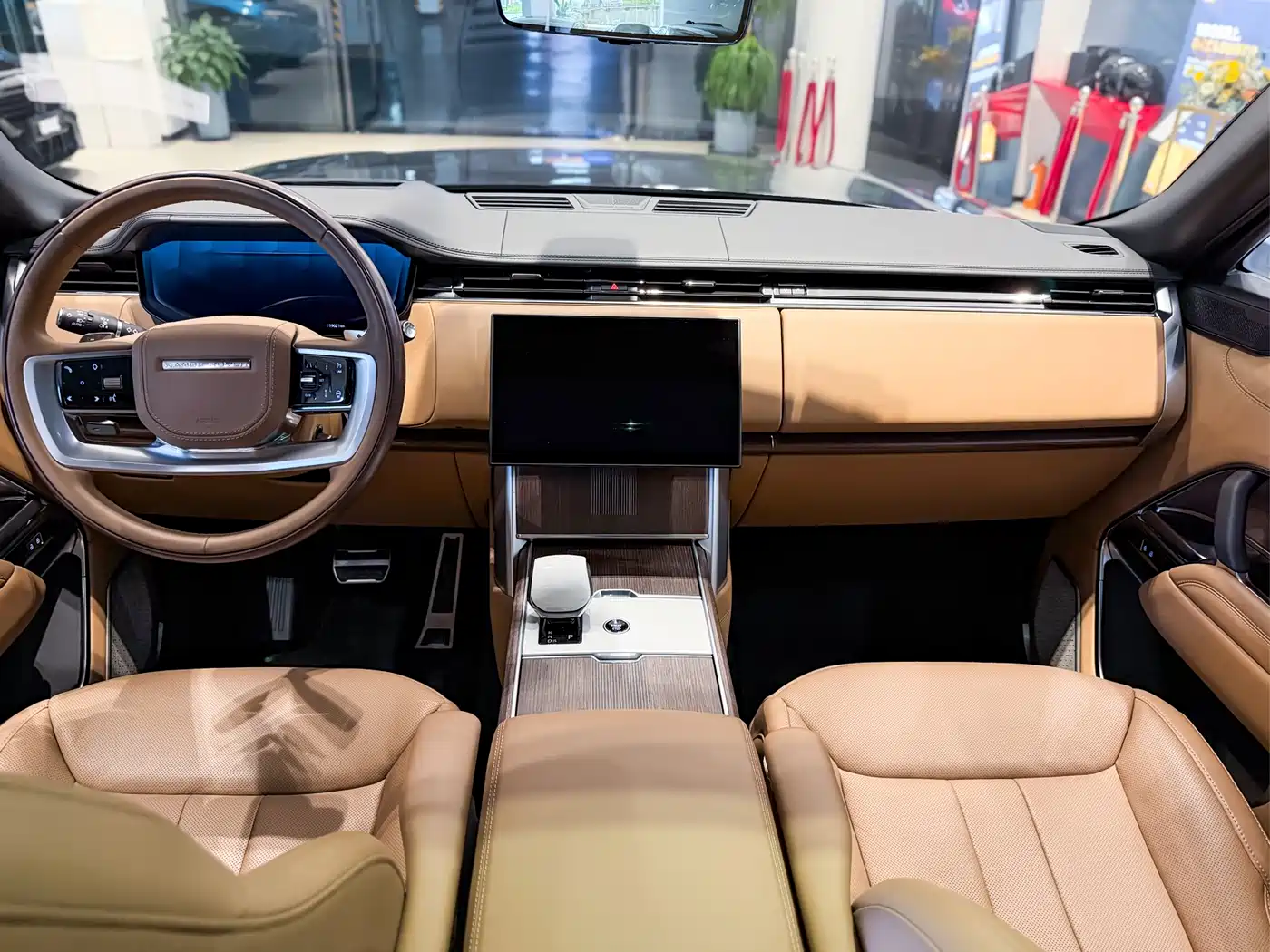 Land Rover Range Rover 2025 3.0 L6 400PS Paradigm Extended Wheelbase фото 9