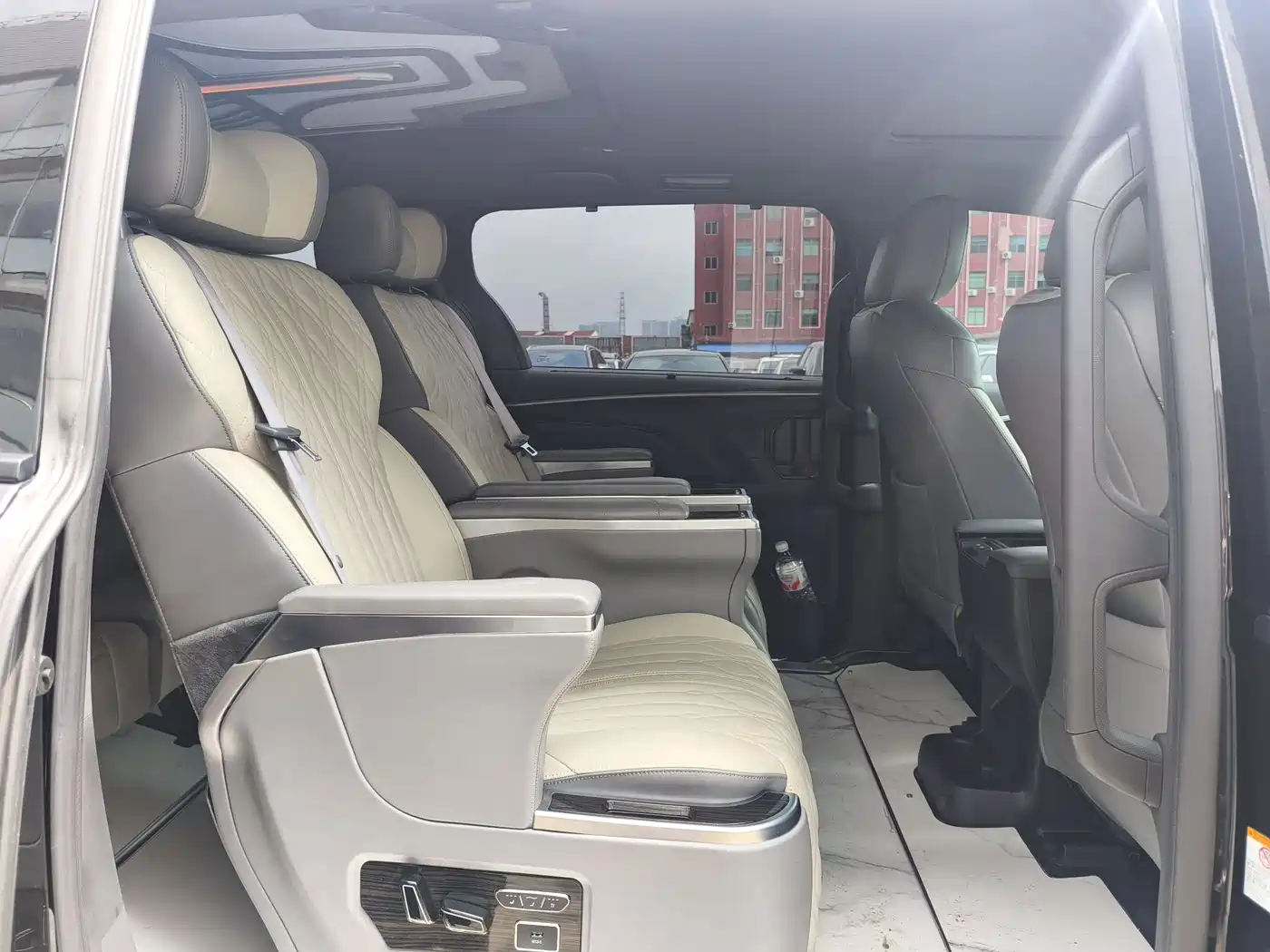 Toyota Sienna 2024 2.5L Hybrid 4WD Premium Edition фото 15