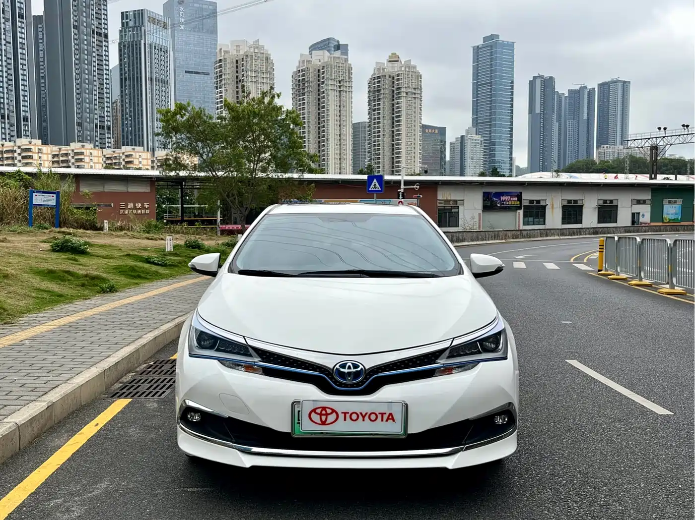 Toyota Corolla Twin Engine E+ 2020 1.8L E-CVT Comfort Edition фото 2
