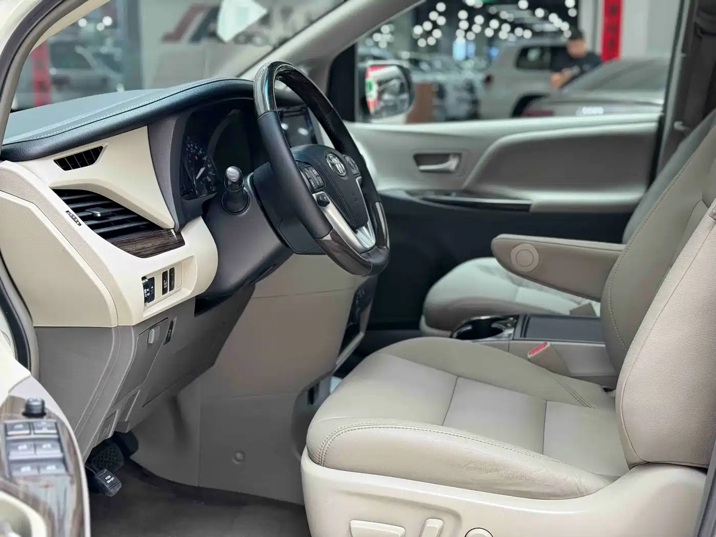 Toyota Sienna 2015 3.5L 4WD L фото 4