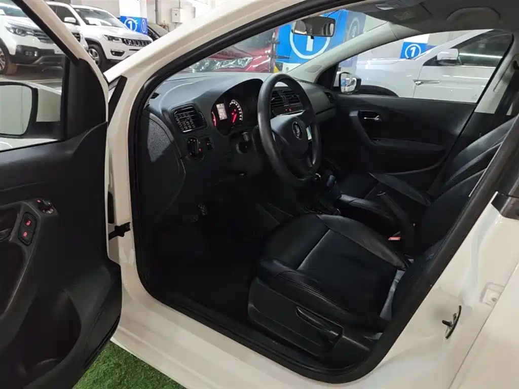 Volkswagen Polo 2016 1.4L Automatic Trend фото 16