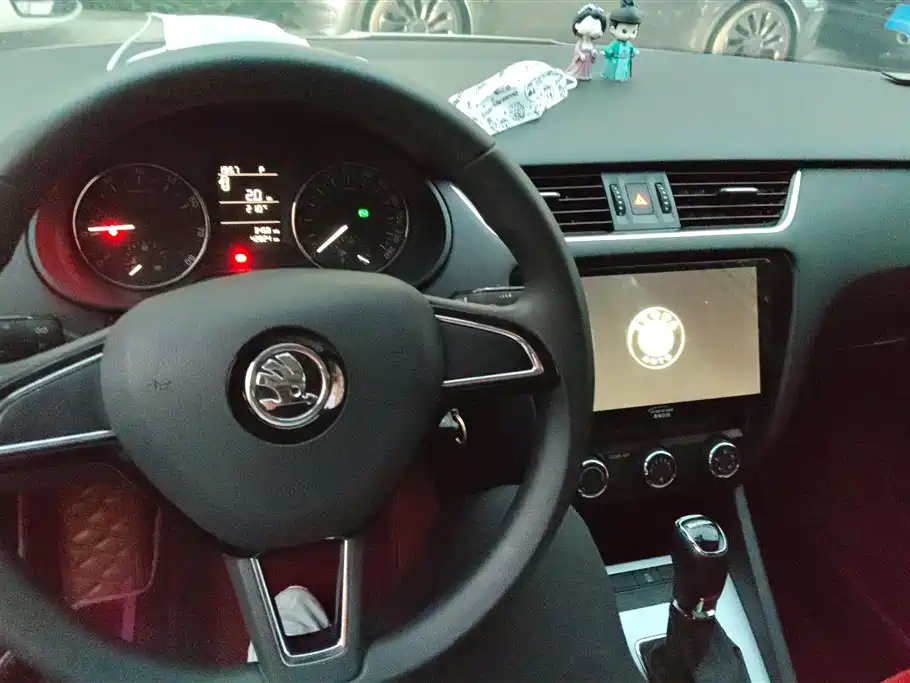 Škoda Octavia 2017 1.6L Automatic Pioneer Edition фото 12