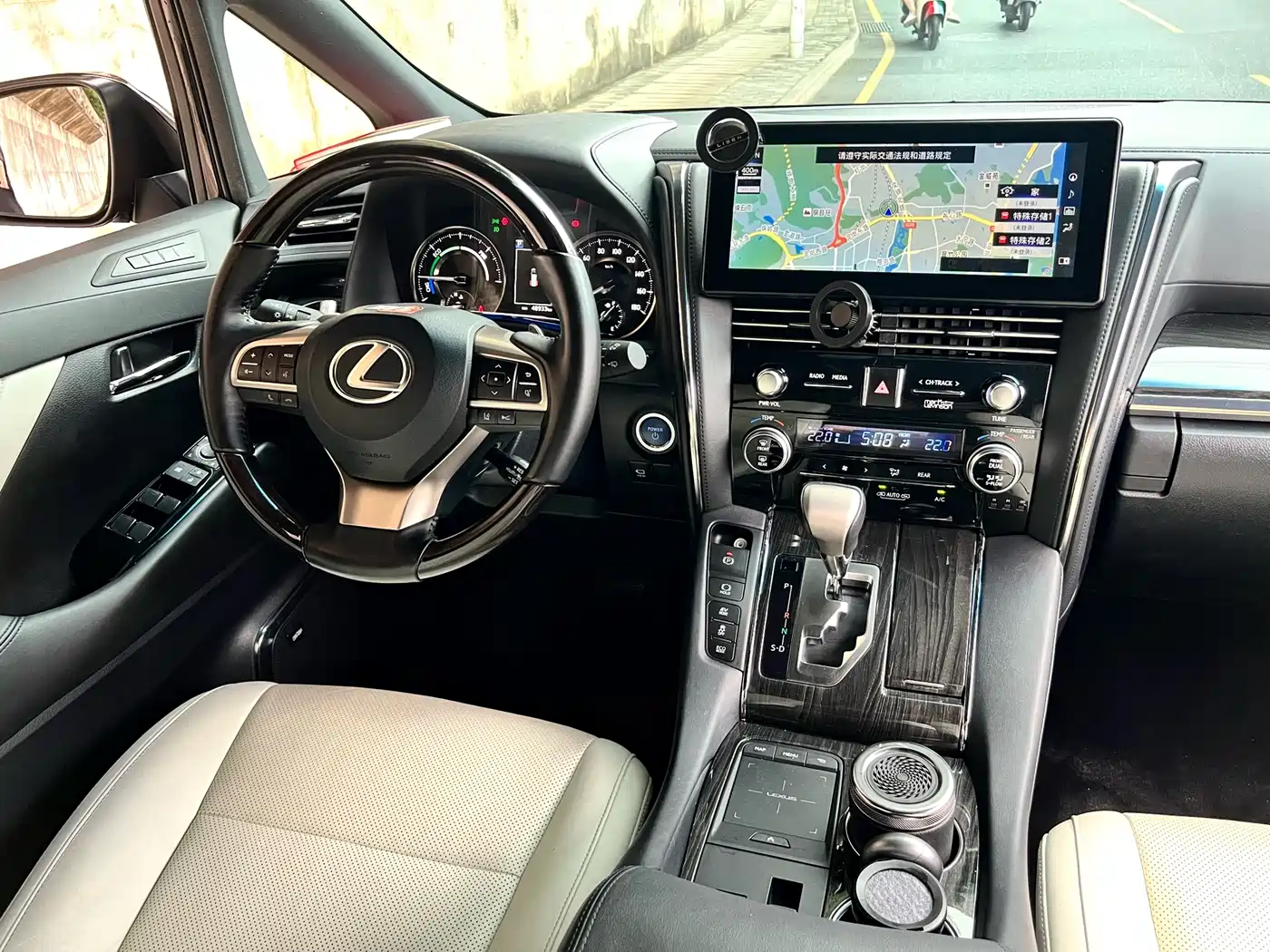 Lexus LM 2020 300h 4-Seat Imperial Edition фото 16