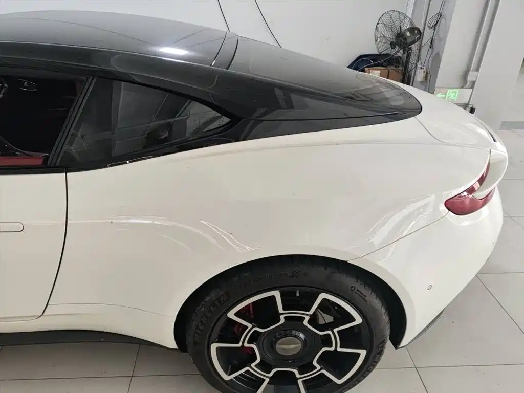 Aston Martin DB11 2017 5.2T V12 фото 6