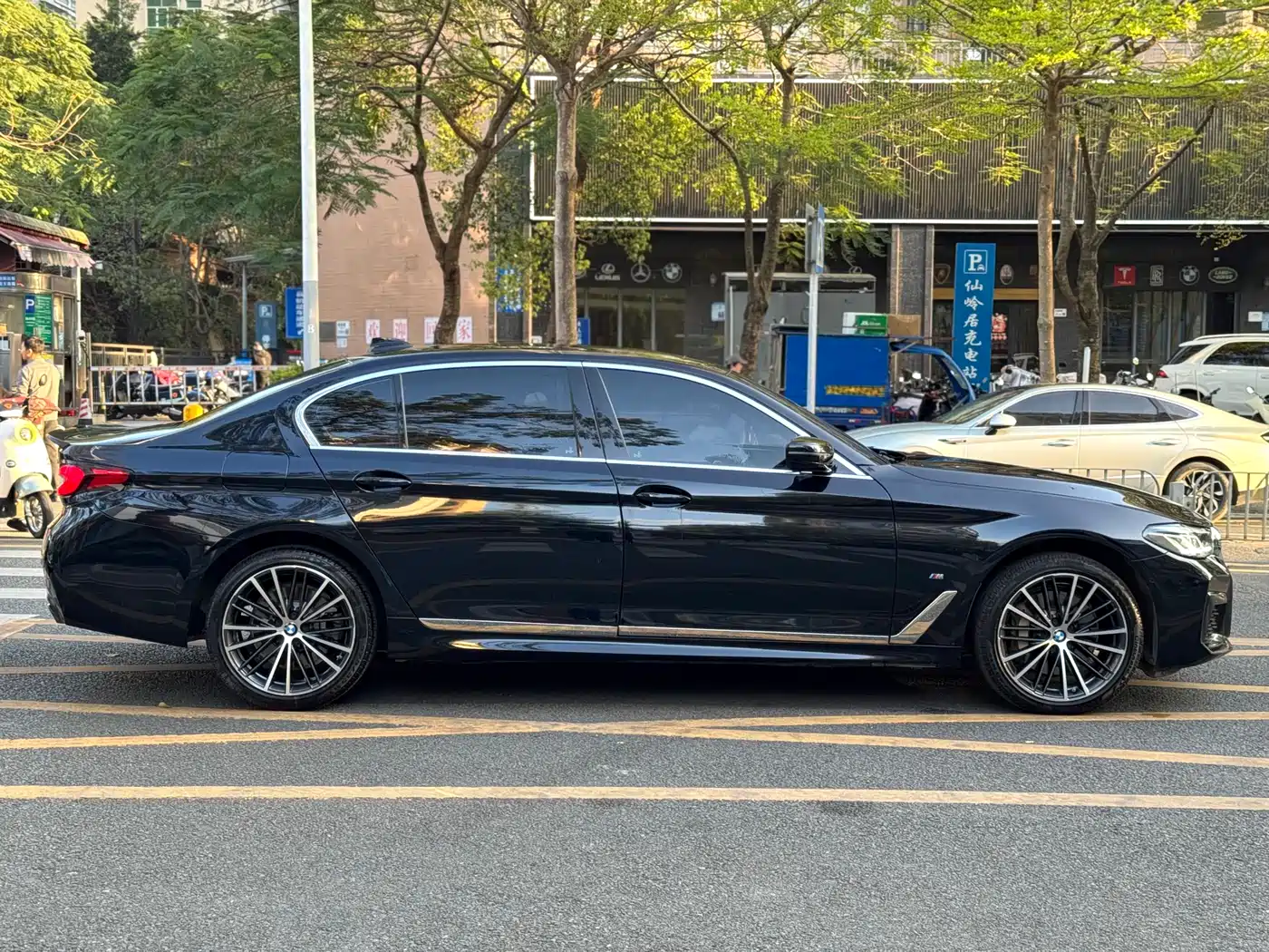 BMW 5 Series 2023 530Li Leading M Sport Package фото 17