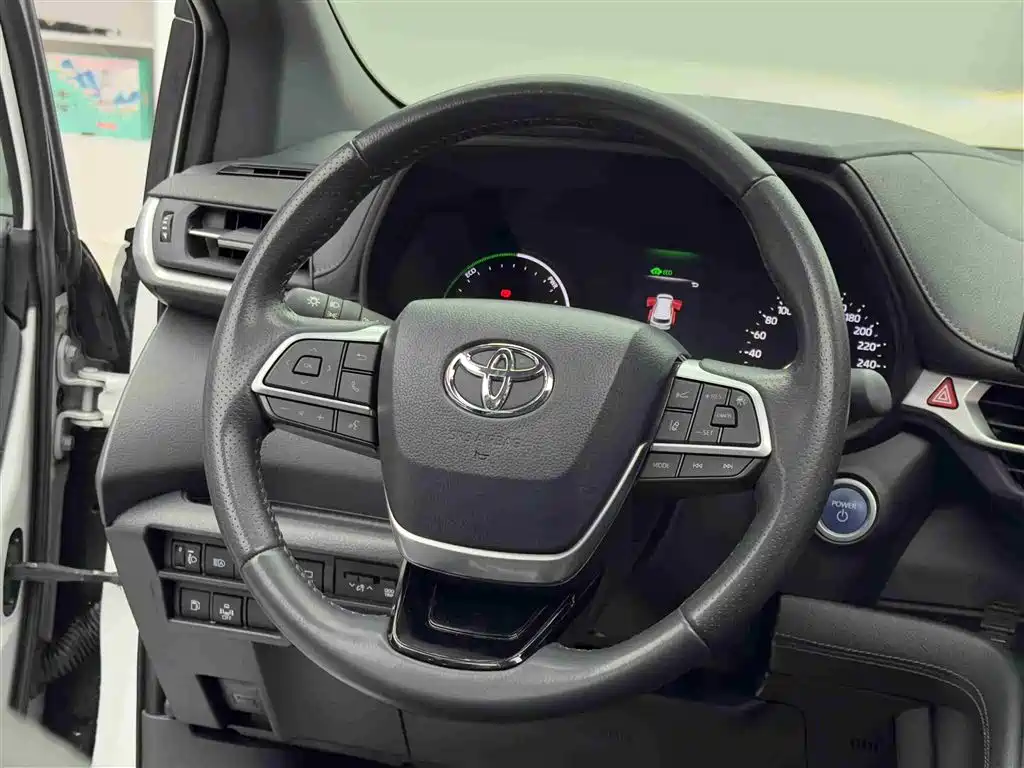 Toyota Sienna 2023 2.5L Hybrid Premium Edition фото 11