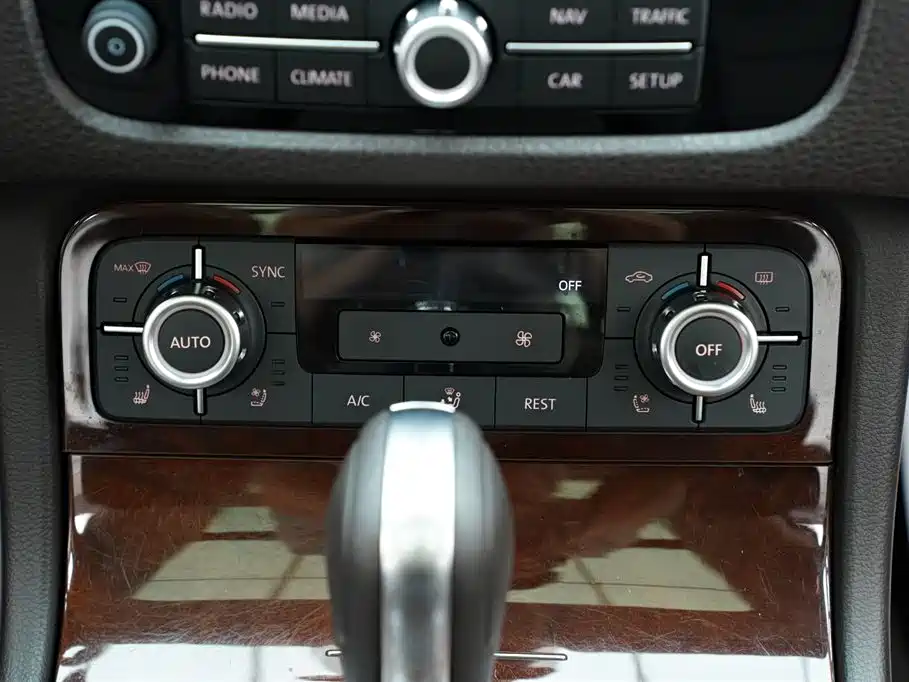 Volkswagen Touareg 2011 3.0TSI Luxury фото 14
