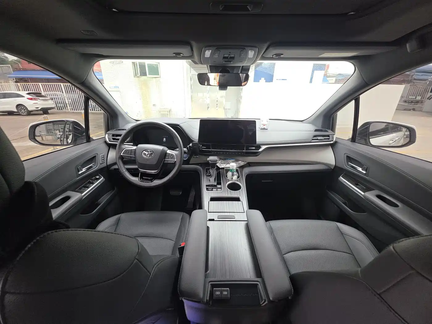 Toyota Granvia 2023 2.5L Hybrid VIP Edition фото 5