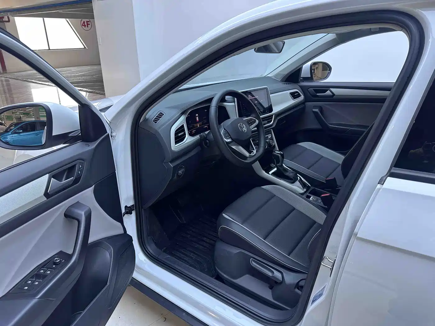 VOLKSWAGEN T-ROC EXPLORING SONGS