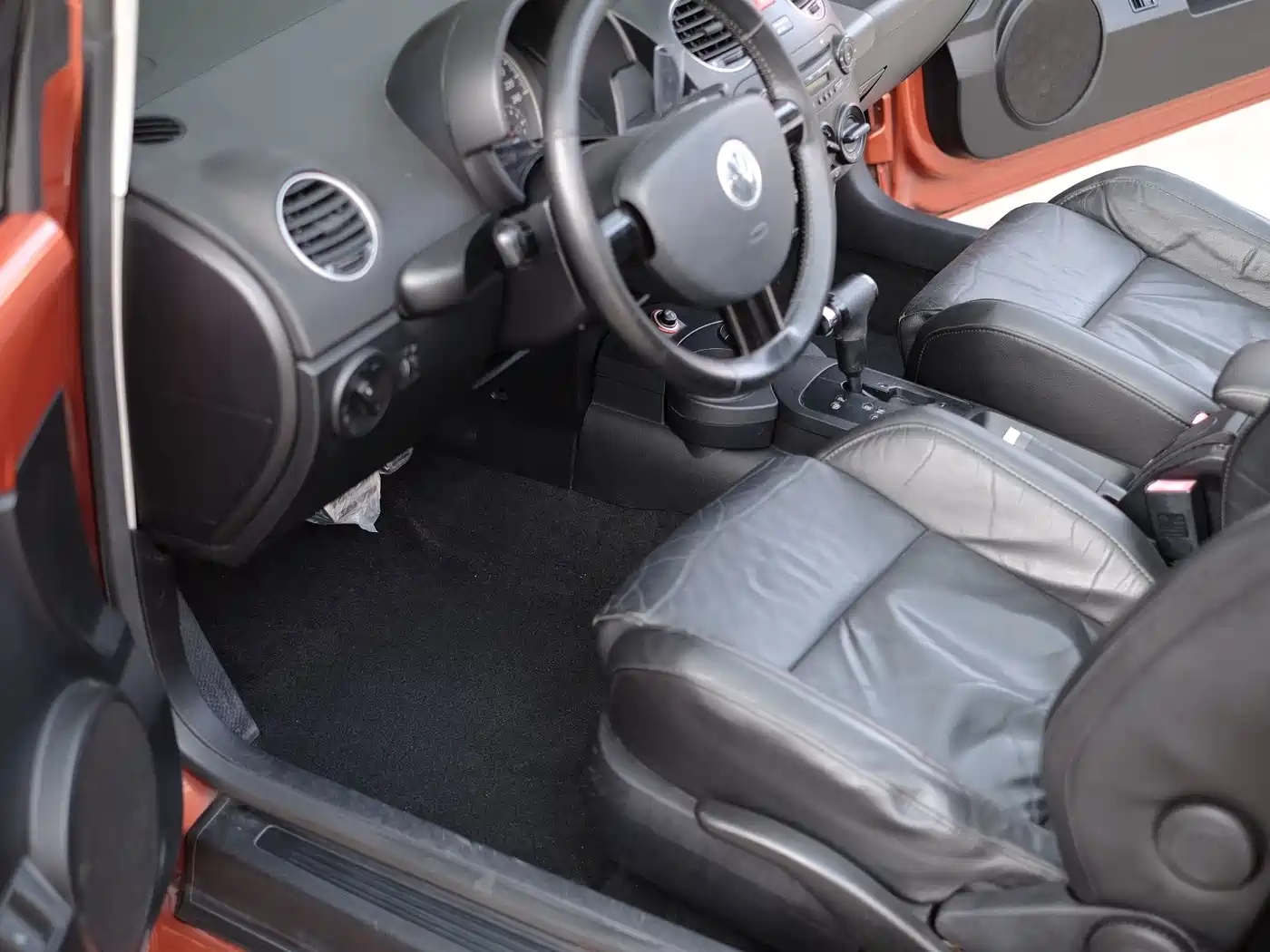 Volkswagen Beetle 2010 Model 2.0 BlackOrange Convertible Luxury Edition фото 25