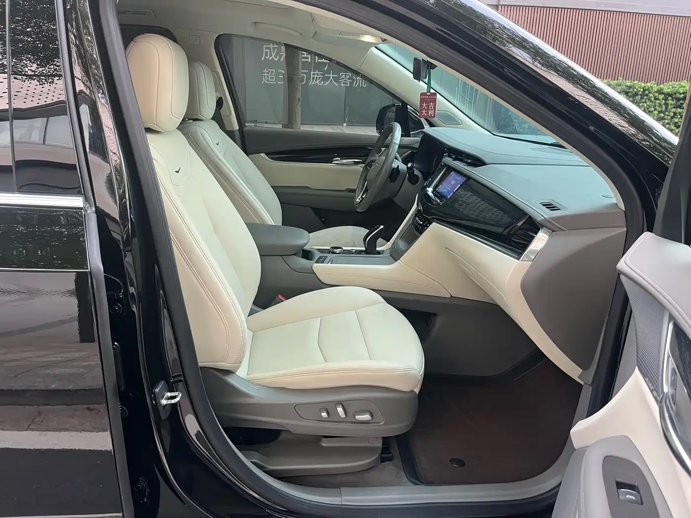 CADILLAC XT6