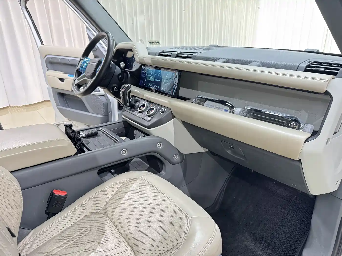 Land Rover Defender 2020 110 P400 Launch Matte Silver Special Package Edition фото 7