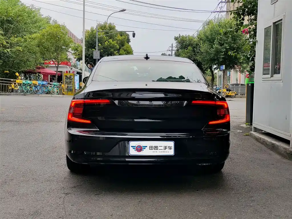 VOLVO S90 PLUG-IN HYBRID