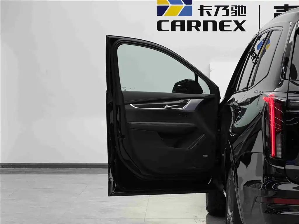 CADILLAC XT6