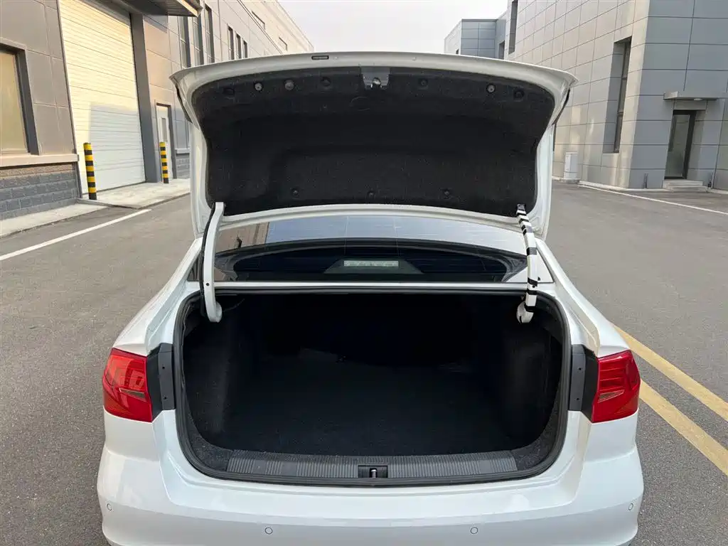 Volkswagen Bora 2017 1.6L Automatic Fashion Edition фото 15