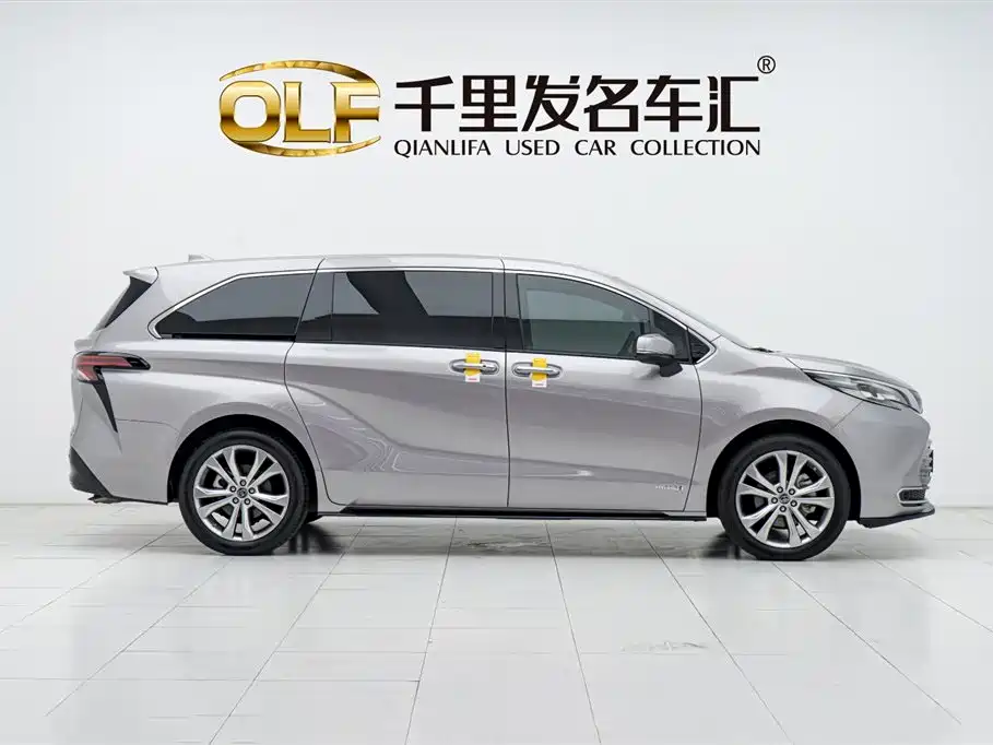 Toyota Sienna 2023 2.5L Hybrid Premium Edition фото 8
