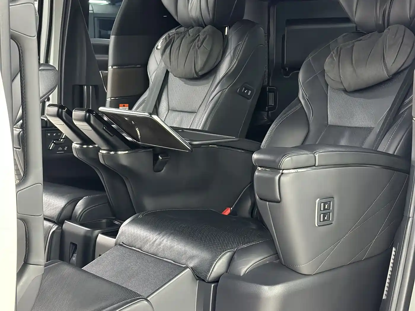Toyota Vellfire 2024 Crown Hybrid 2.5L Executive Premium Edition фото 13