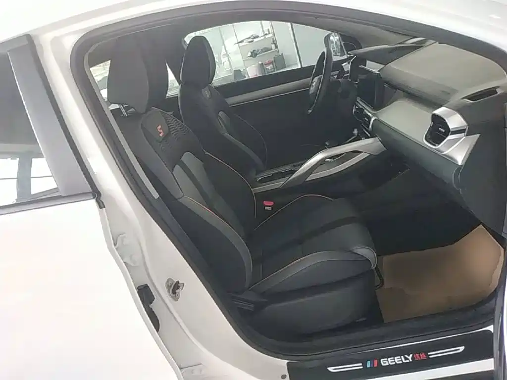 Фото 25 - Geely Coolray