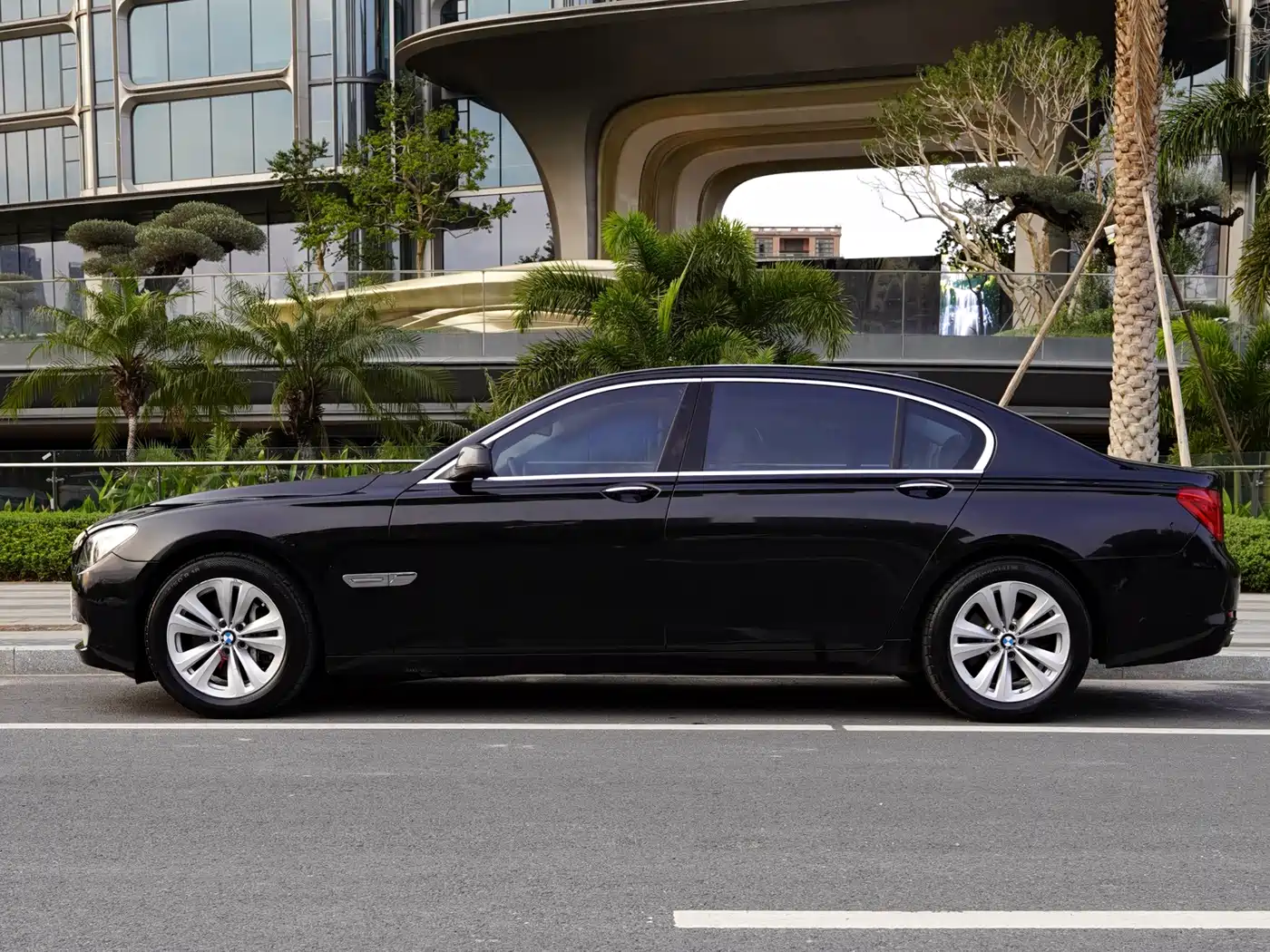 BMW 7 Series 2009 730Li Luxury фото 4