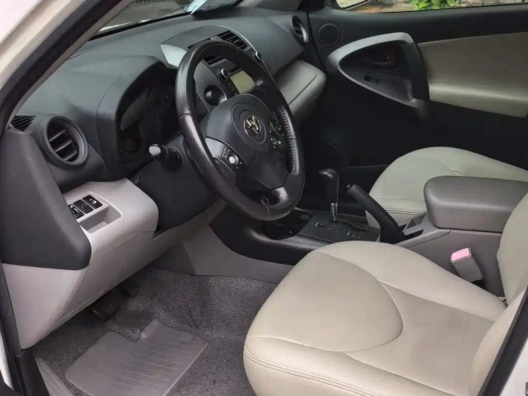Toyota RAV4 Rongfang 2011 2.0L Automatic Luxury Edition фото 8