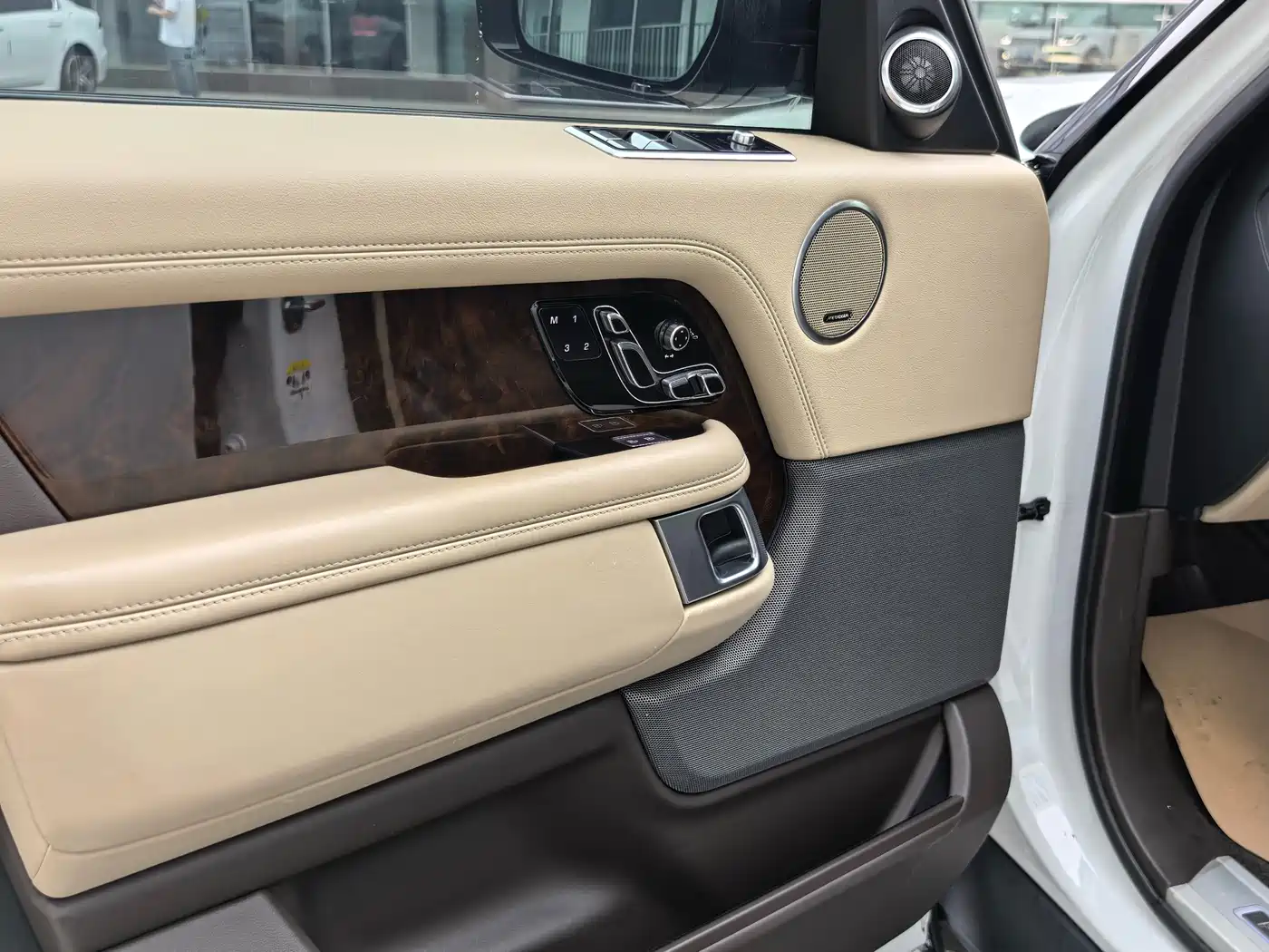 Land Rover Range Rover 2021 3.0 L6 Heritage Extended Classic Edition фото 10