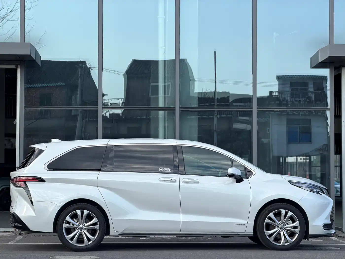Toyota Sienna 2023 2.5L Hybrid Premium Edition фото 3
