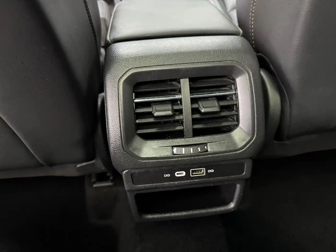 Volkswagen Tharu 2022 280TSI FWD Luxury Edition фото 11