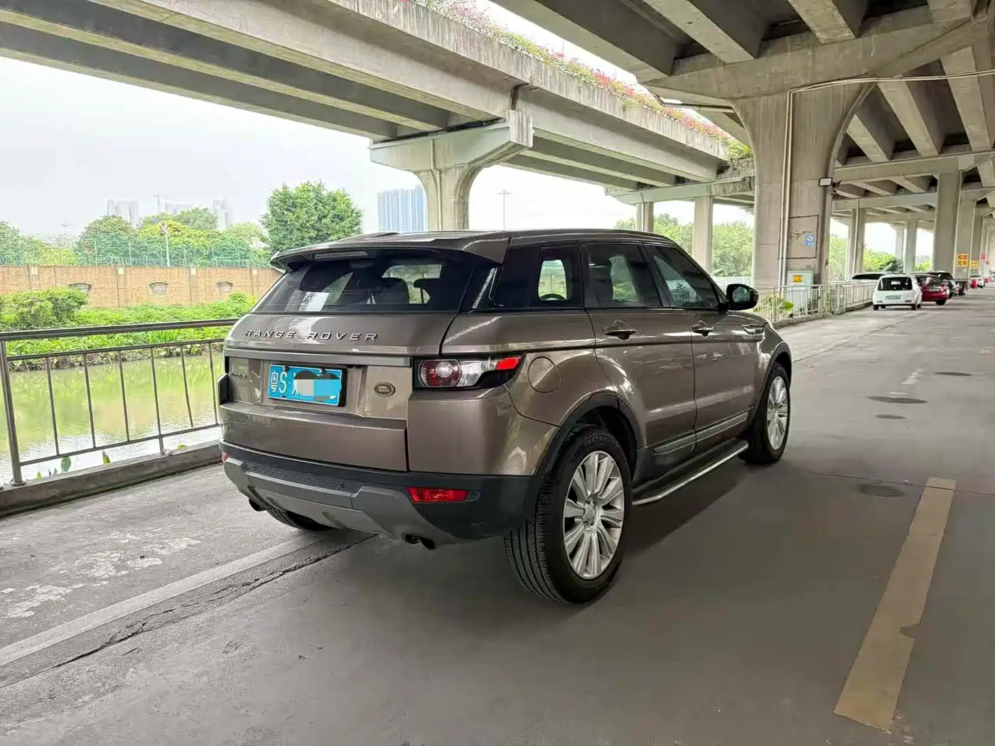 Land Rover Range Rover Evoque 2015 2.0T 5-Door Intelligent Edition фото 3