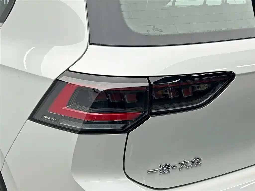Volkswagen Golf 2025 300TSI R-Line фото 10