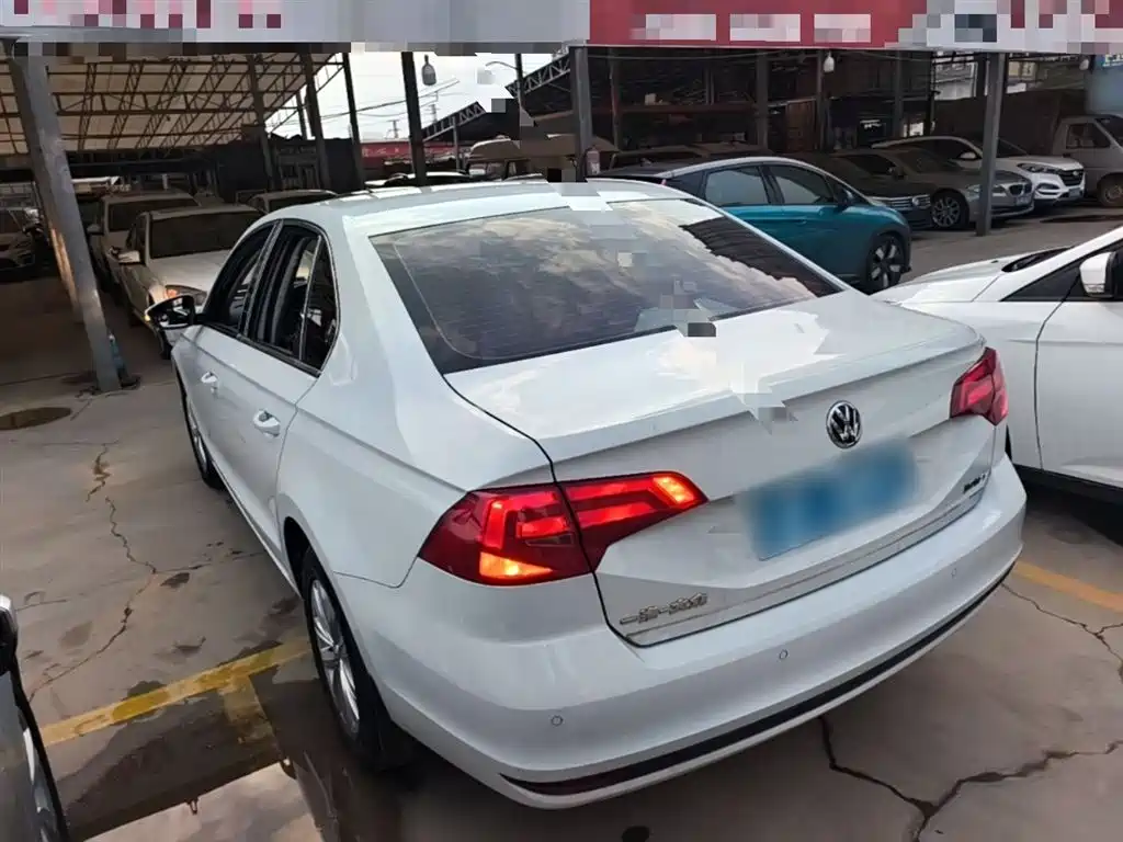 Volkswagen Bora 2017 1.6L Manual Fashion Edition фото 5