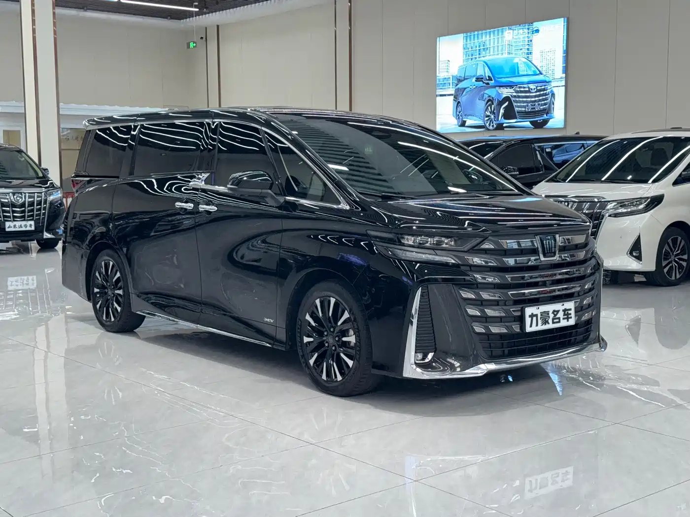 Toyota Vellfire 2024 Crown Hybrid 2.5L Premium Edition фото 3
