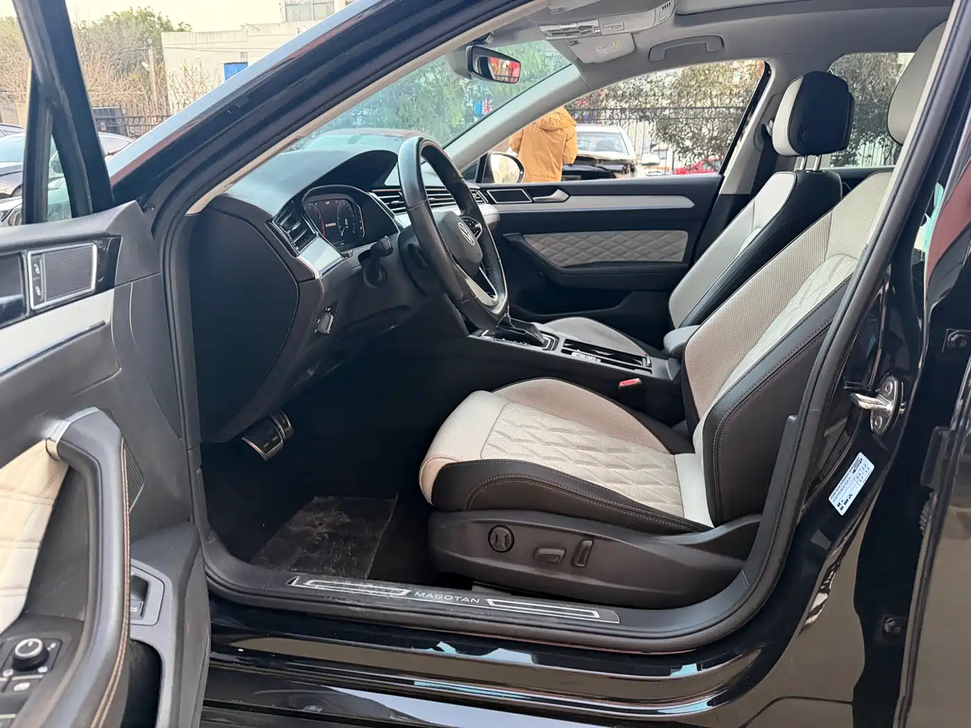 Volkswagen Magotan 2023 Model 2 Million Commemorative Edition 330TSI DSG Luxury фото 6