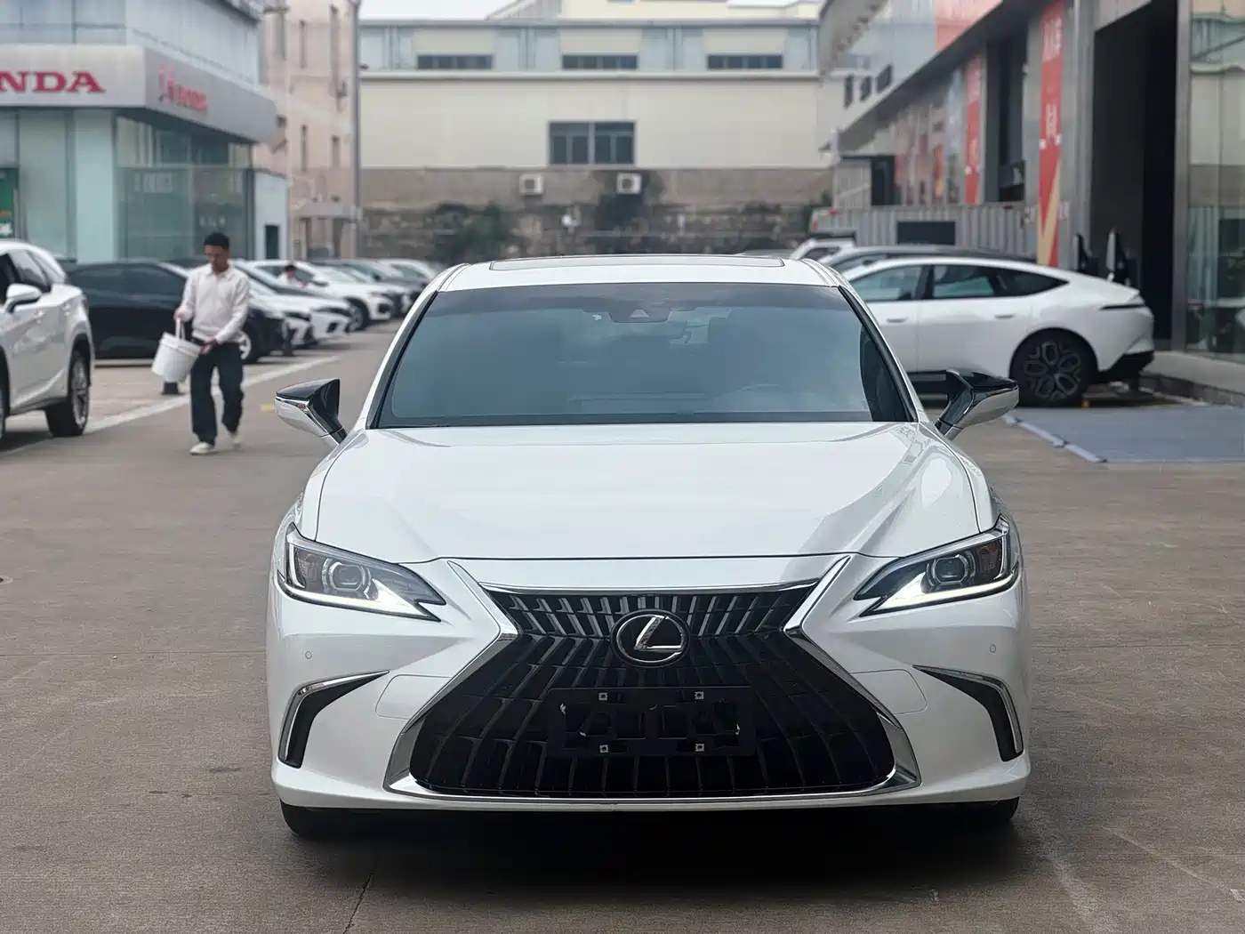Lexus ES 2022 200 Excellence Edition фото 2